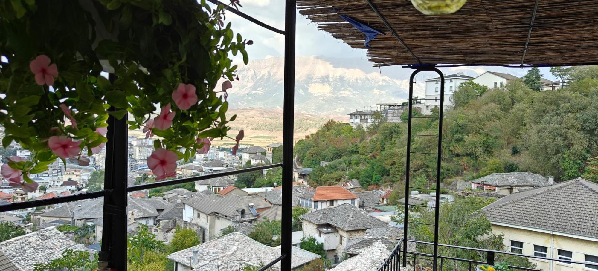 Guest House Emily Gjirokastër Eksteriør billede